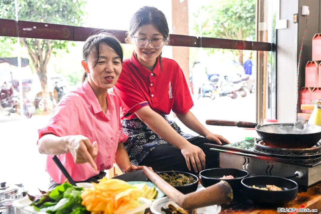 全网追的“扁担女孩”,找了一份暑假工,时薪12元 - 晋城生活资讯 - 晋城28生活网 jincheng.28life.com