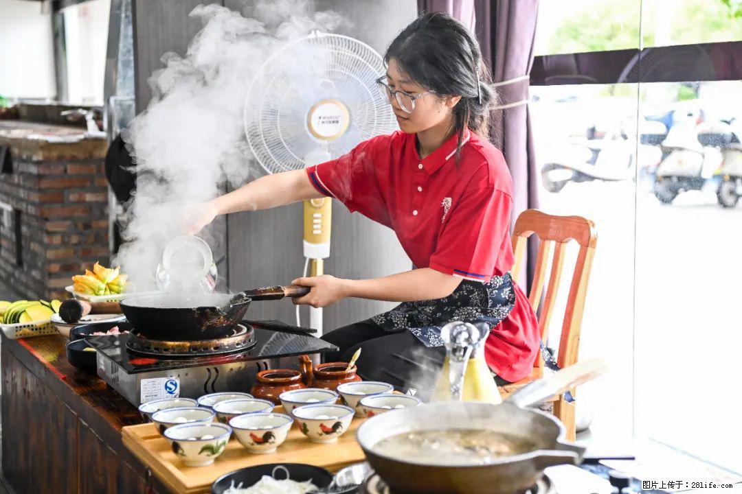 全网追的“扁担女孩”,找了一份暑假工,时薪12元 - 晋城生活资讯 - 晋城28生活网 jincheng.28life.com
